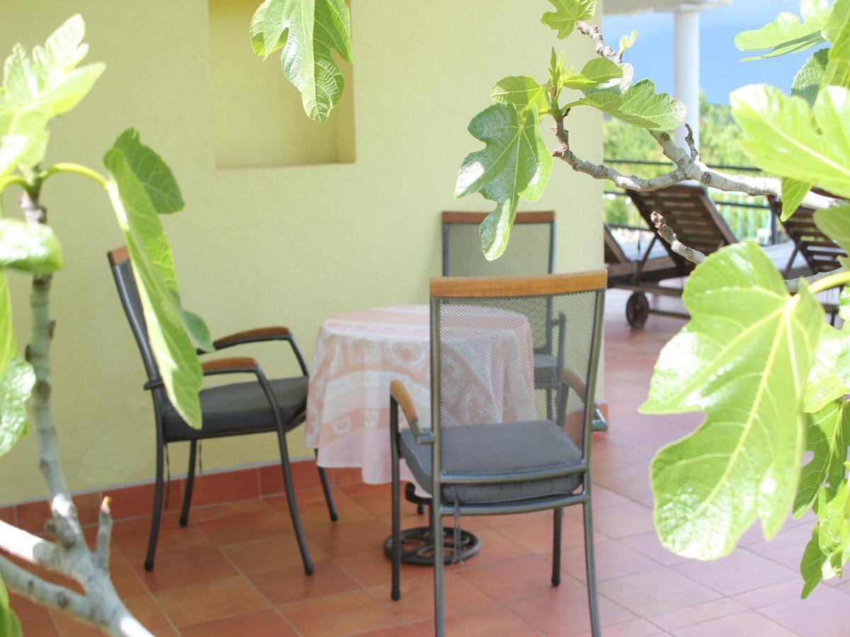 Holiday Home With Sea View Vrbnik Luaran gambar