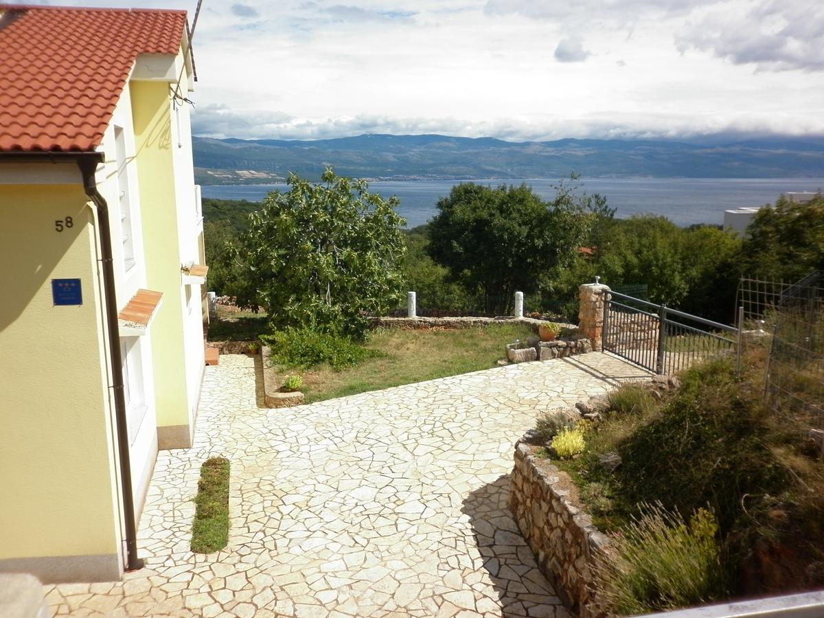 Holiday Home With Sea View Vrbnik Luaran gambar